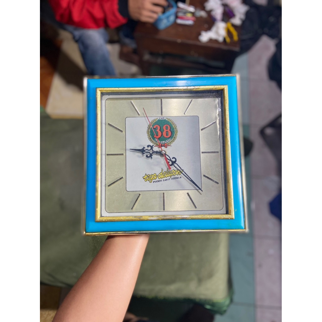Jam dinding vintage CAP 38 PUDER SAKIT KEPALA
