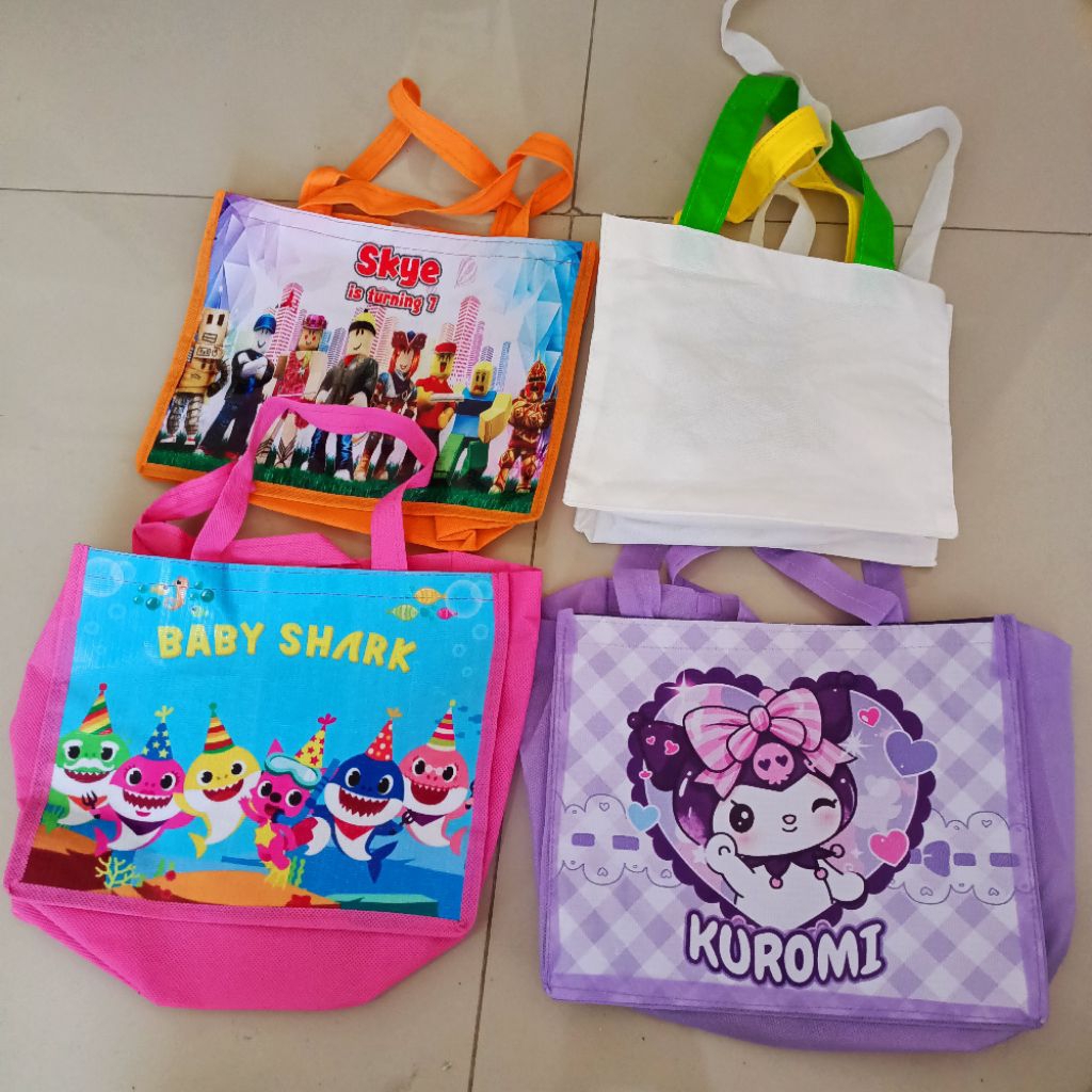 

1 set isi 4 biji Tas spunbon spoundbond tas belanja ukuran kecil tas ex souvenir ultah