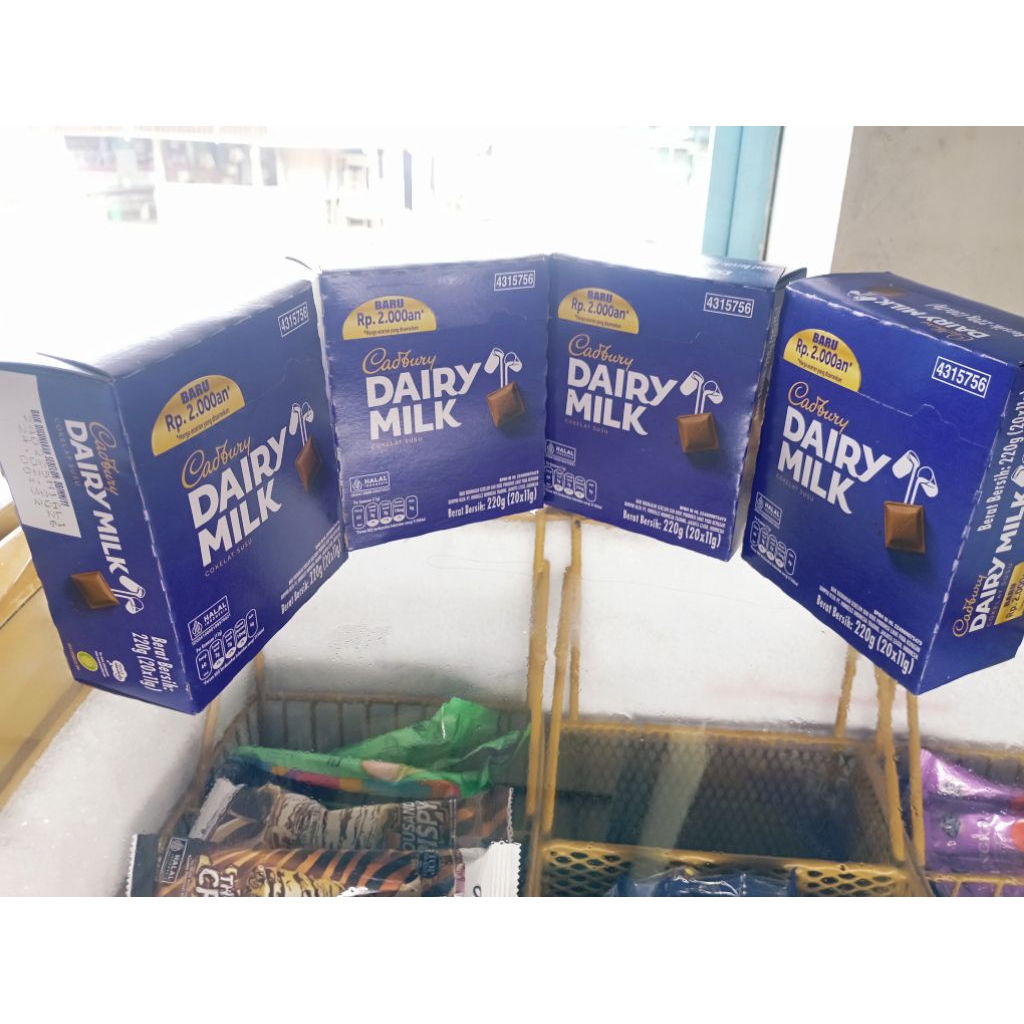 

Cadburry Diary milk chocolate milky kemasan ekonomis perbox isi 20 pcs
