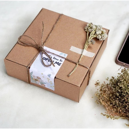 

Box Kotak Hadiah Gift Box Hampers Gift Box Hadiah Ulang Tahun Box Hadiah Anniversary 15x15x5 cm