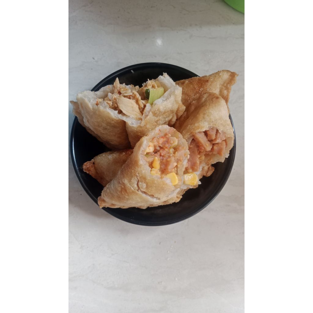 

cireng 12cm isi ayam suir baso jagung jamur sama cireng isi daging smok beff isi 3pcs