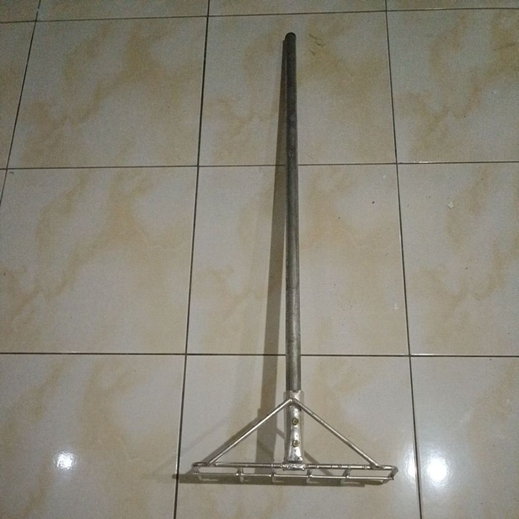 Garukan sampah / rumput