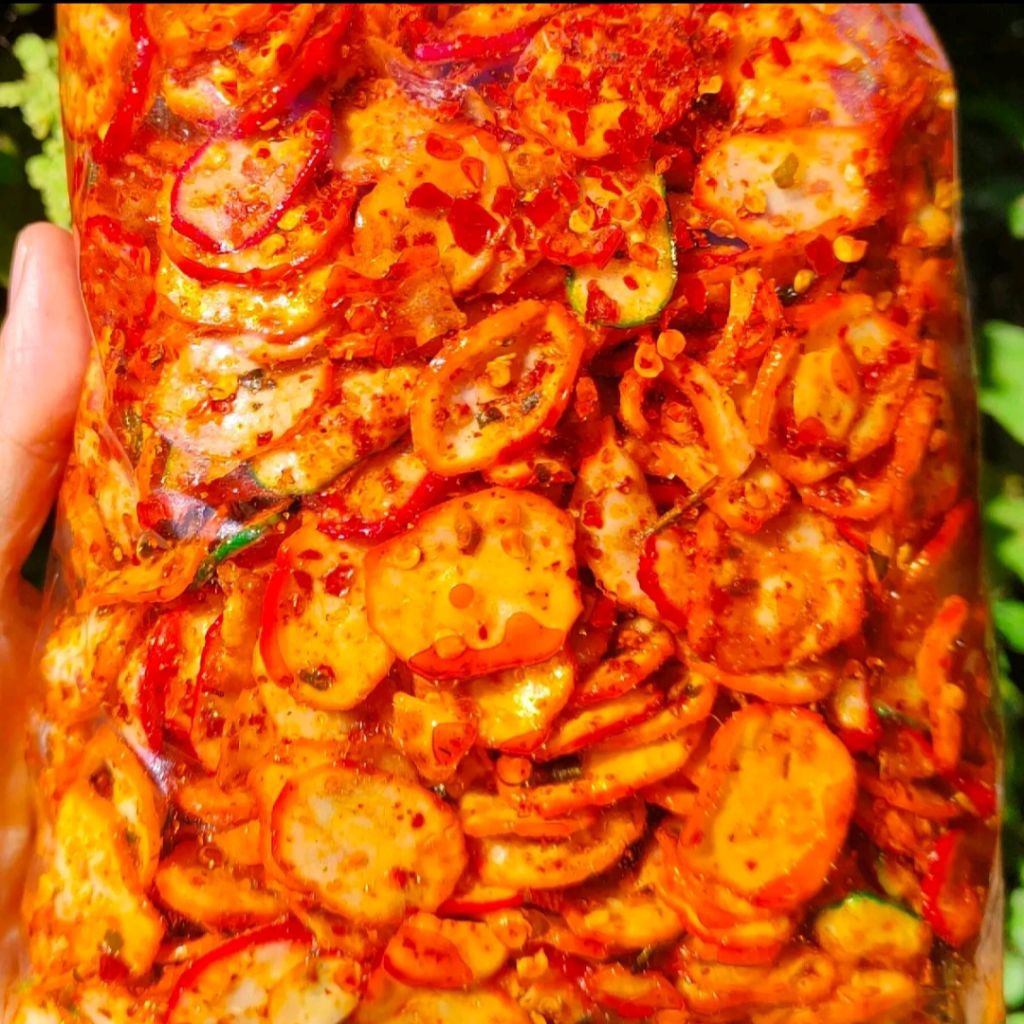 

SEBLAK KERUPUK BANTET PEDAS DAUN JERUK BUMBU KENCUR