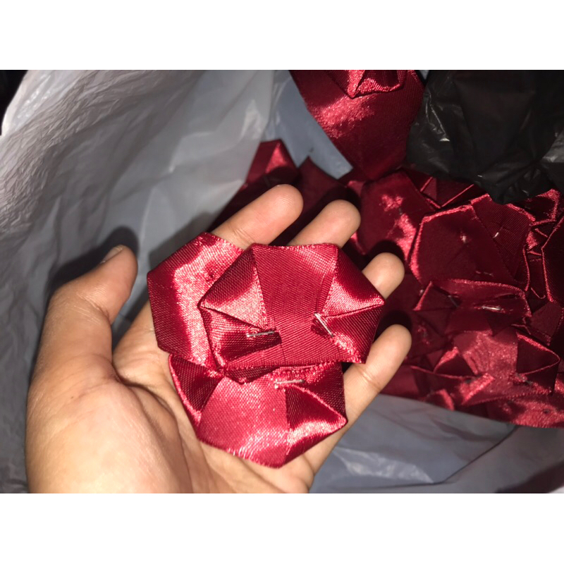 

kelopak bunga pita satin 4cm isi 50 pcs marun, navy, ungu