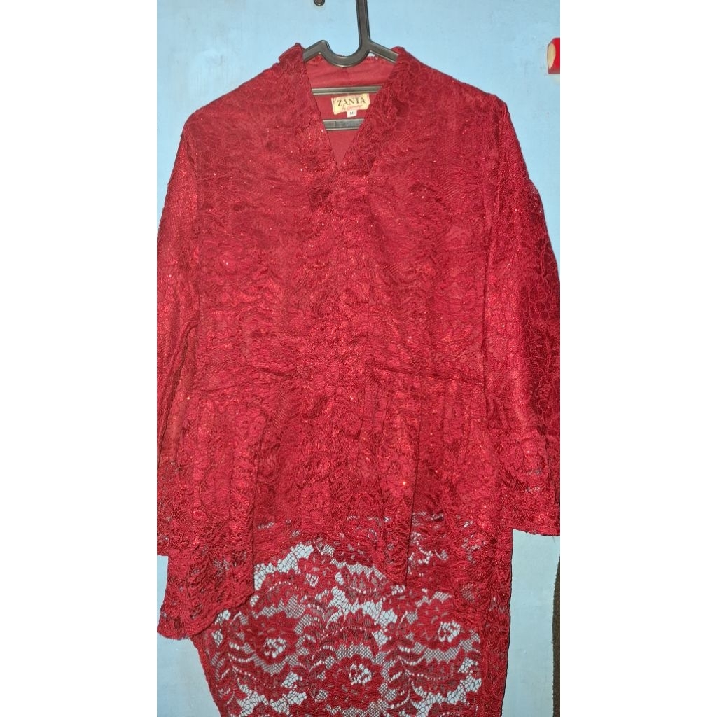 PRELOVED  KEBAYA JADUL WARNA MERAH MAROON + ROK PLISKET MOTIF