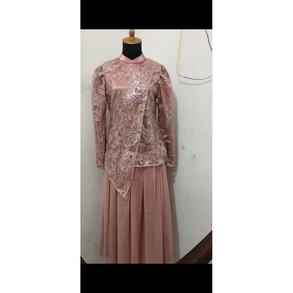 gaun resepsi brokat elegan cantik