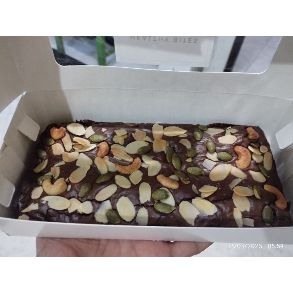 

Fudgy brownies free gluten topping mix trail ( nuts , mixed fruit,dan seeds)