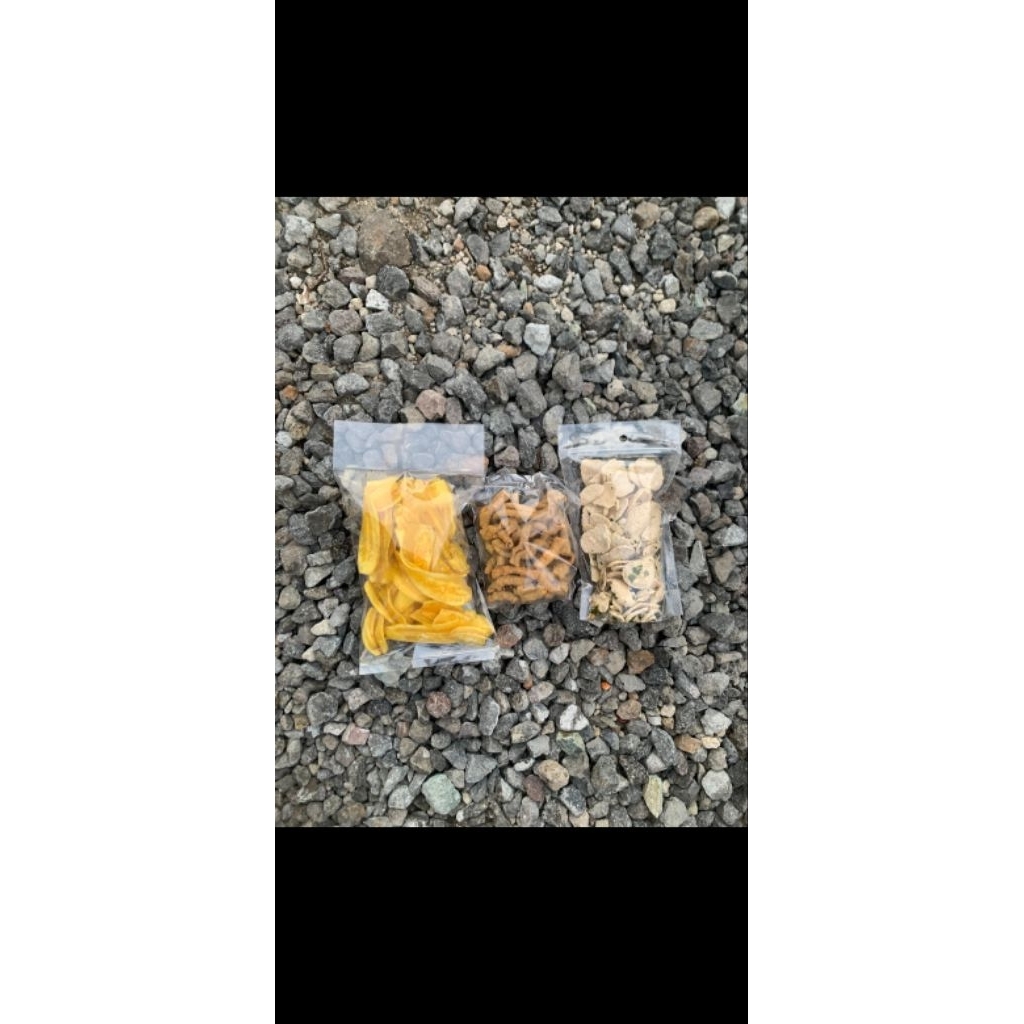 

krip pisang,usus ayam kriuk, dan basreng original