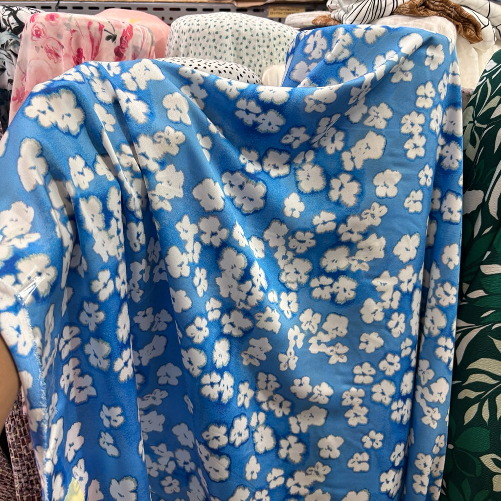 Kain Satin Silk Motif Bunga Putih – Dasar Biru Cerah, Halus & Mengkilap lq