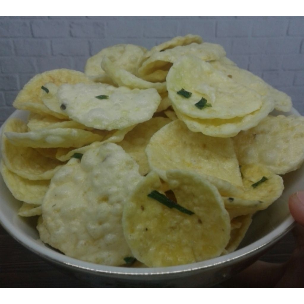 

keripik opak kecil yang gurih, renyah, mantap dan rasa yang khas opak