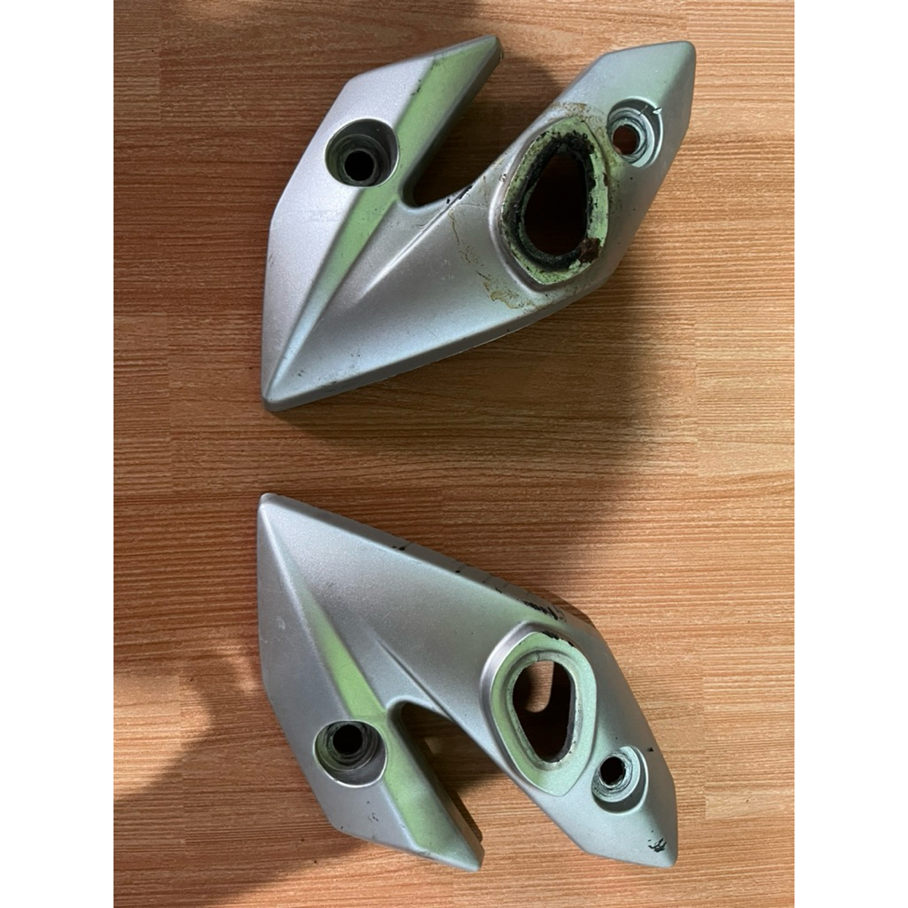 Kupingan lampu depan Vixion Old Ori