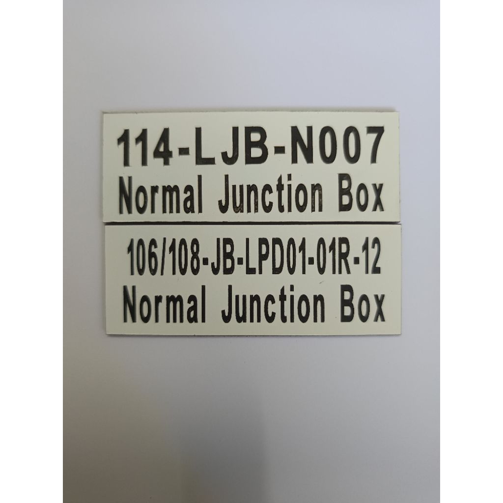 

Nametag Gravoply name plate traffolyte hitam 80x30 mm marking laser