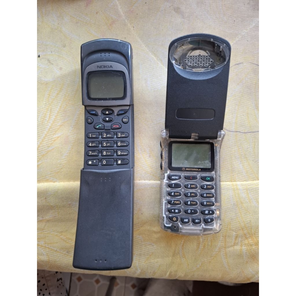 Hp Jadul Nokia 8110 dan Motorola Startec