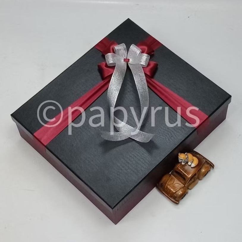 

PAPYRUS Kombinasi 32,5x37,5 Tinggi 10cm Kotak Kado Gift Box V3