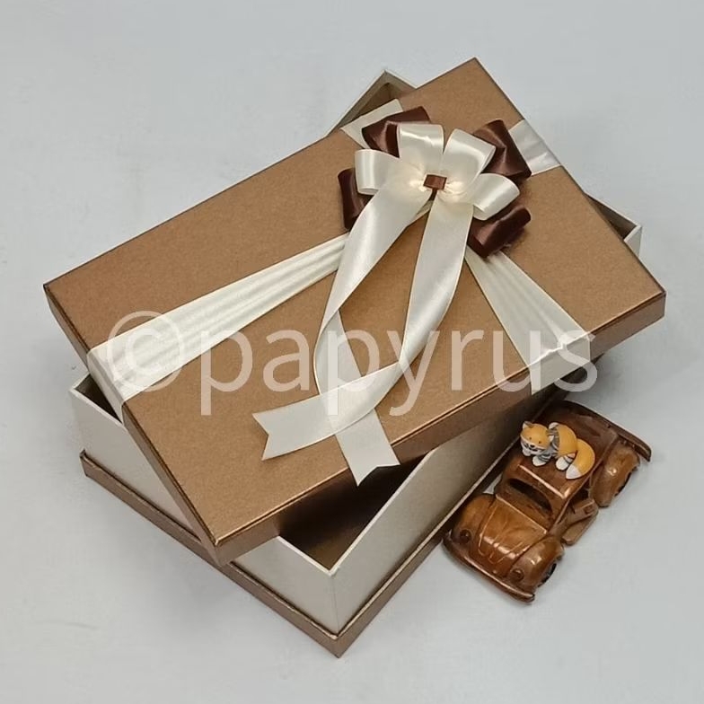 

PAPYRUS sandwich 20x30 tinggi 8cm Kotak Kado Gift Box Hadiah V1