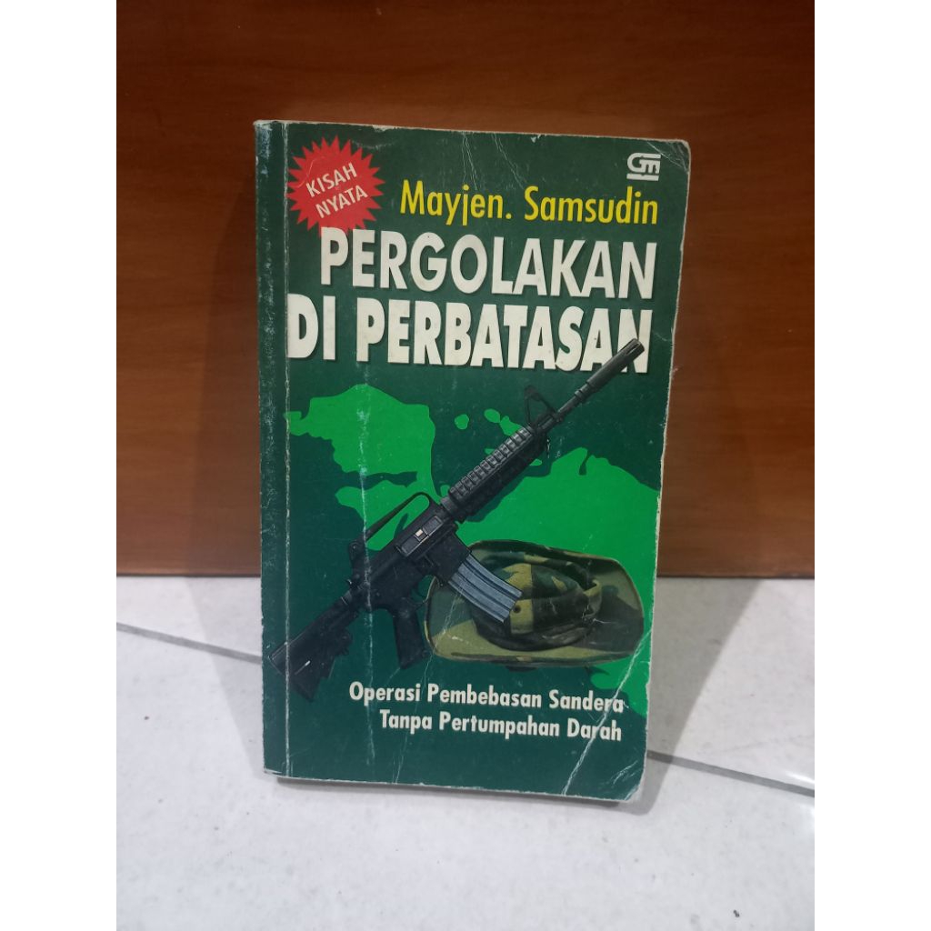 buku pergolakan di perbatasan, dengan tanda tangan basah pengarang