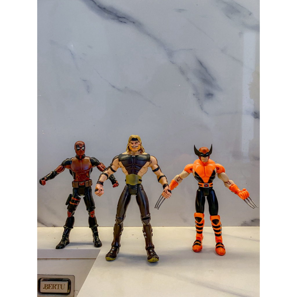 figure wolverine deadpool sabretooth x men toybiz hasbro marvel legends