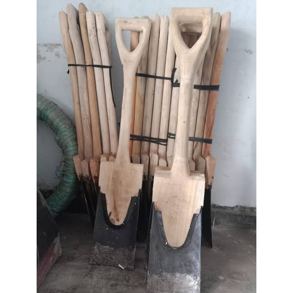 lempak kayu skop tanah