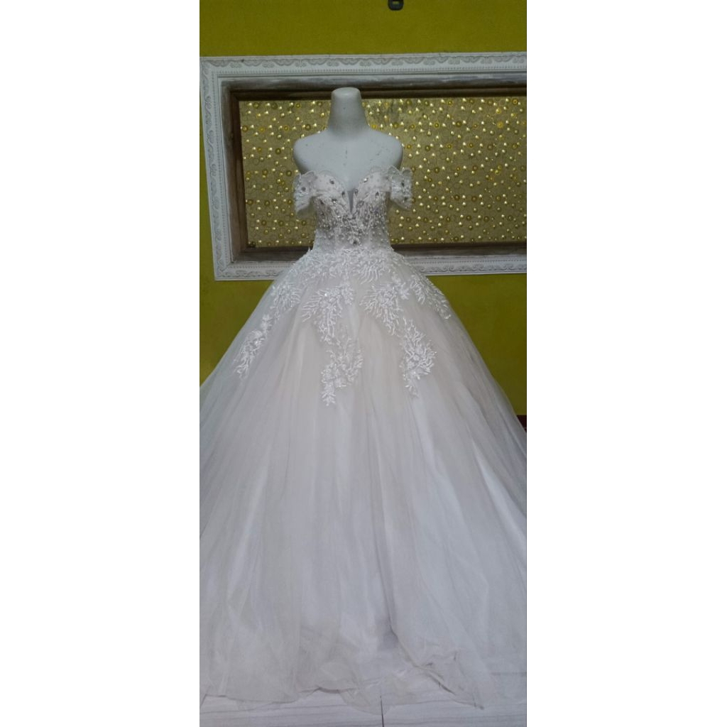 Dua Kebaya dan gaun sabrina putih