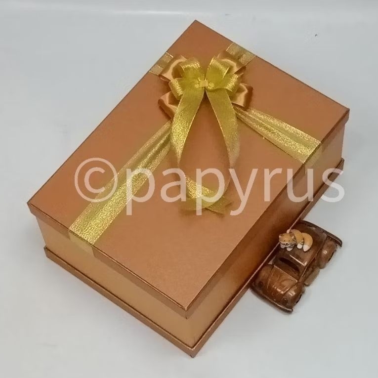 

PAPYRUS Sandwich 25x35 Tinggi 15cm Kotak Kado Gift Box V2