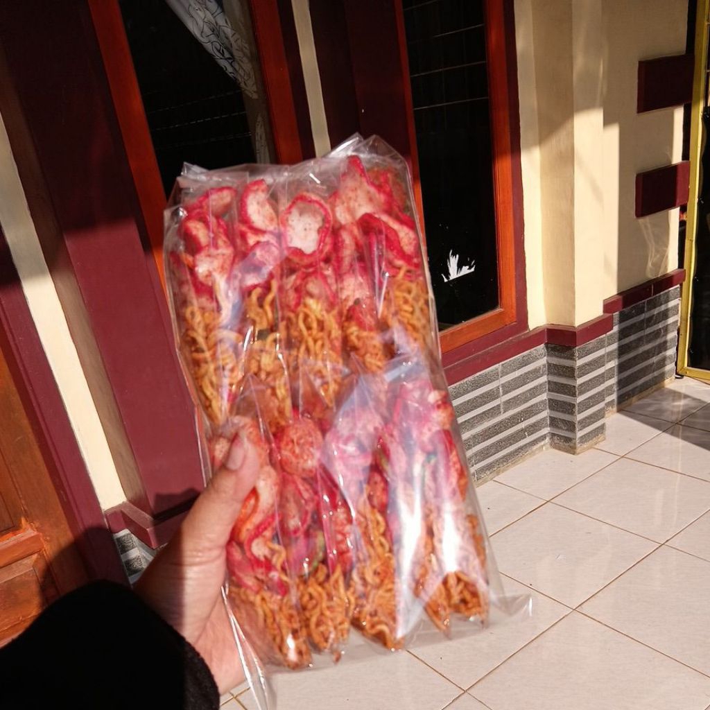 

kerupuk seblak mie kering,pedas gurih daun jeruk,1pk isi 10pcs
