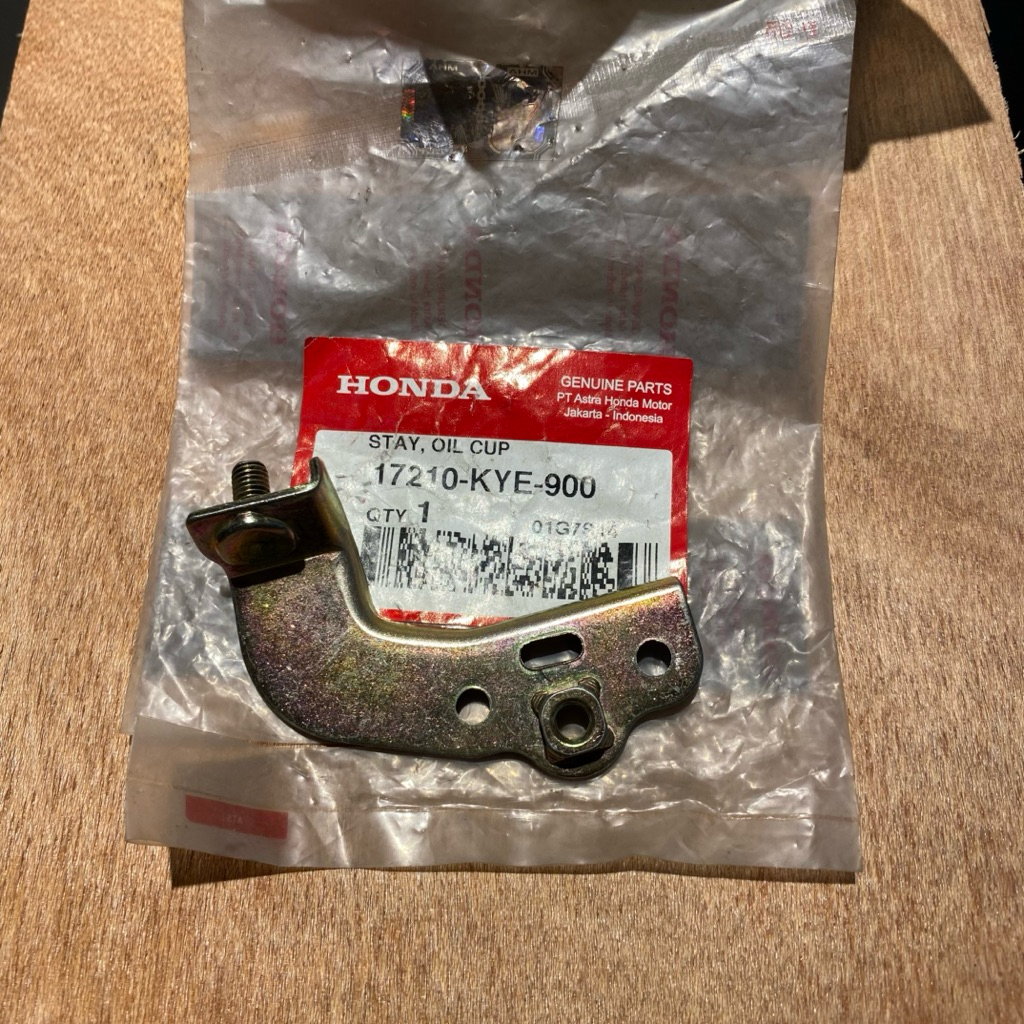 BESI PLAT STAY OIL CUP MEGAPRO NEW MONOSHOCK 2010-2014 ORIGINAL AHM 17210 KYE 900