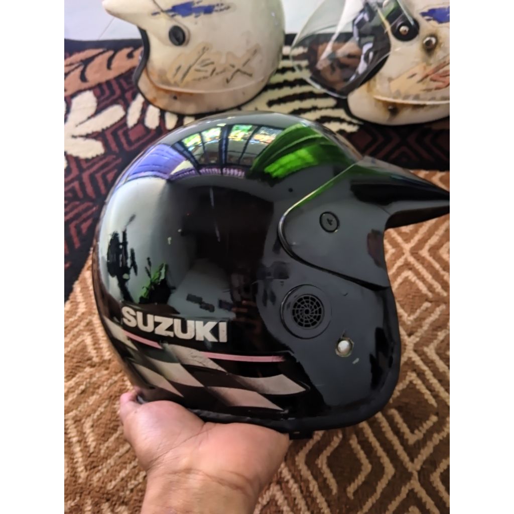 HELM SUZUKI