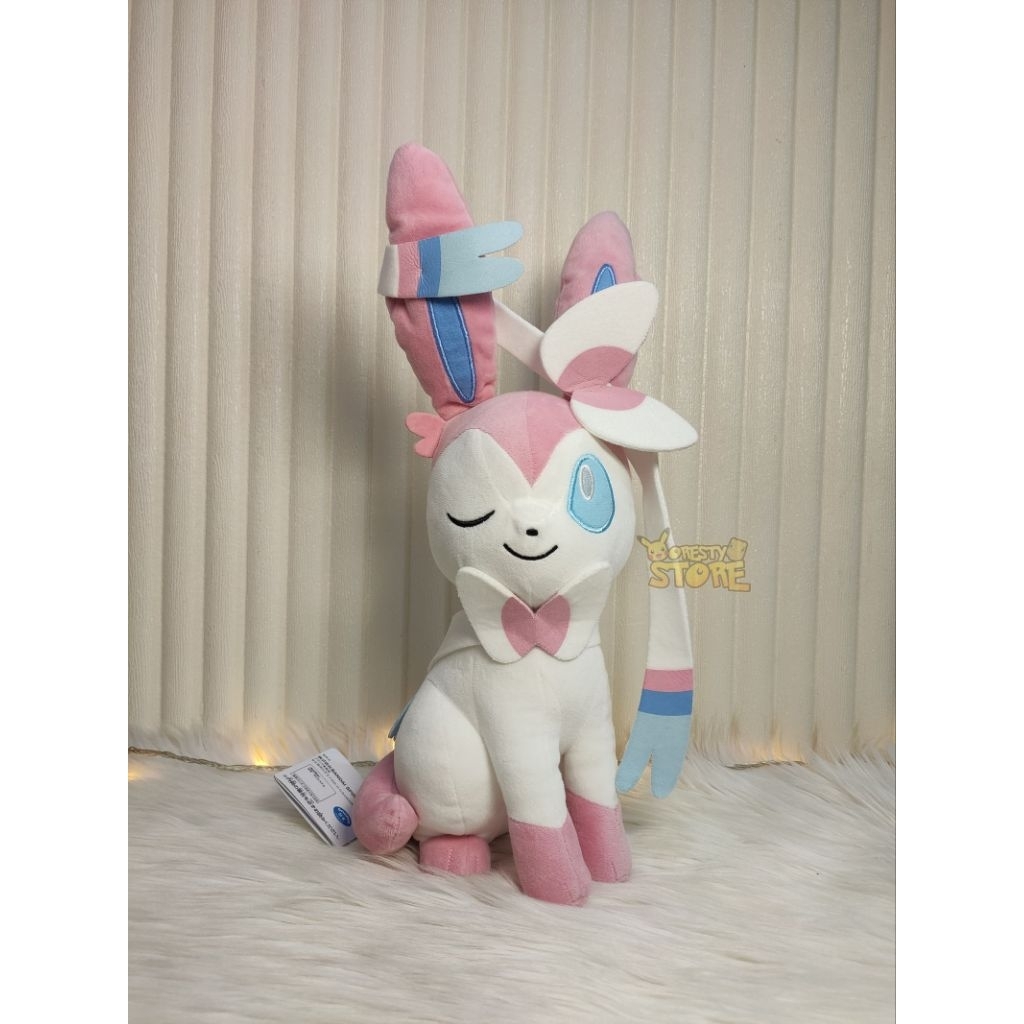 Boneka Pokemon Winking Sylveon - Banpresto