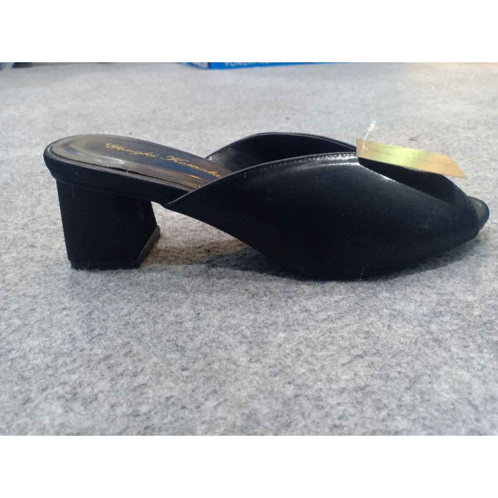 Yongki Komaladi sandal wanita
