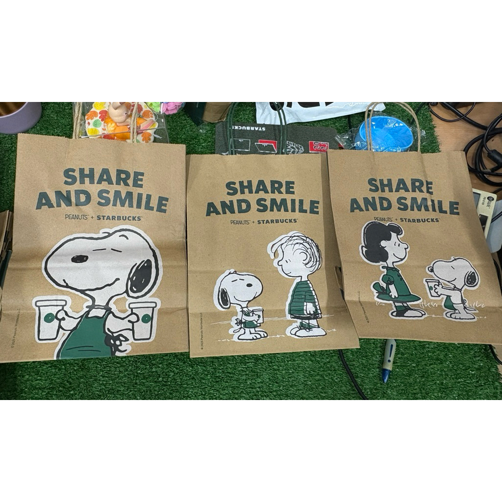 

Starbucks snoopy paper bag 1 set 5 pcs ( RANDOM)