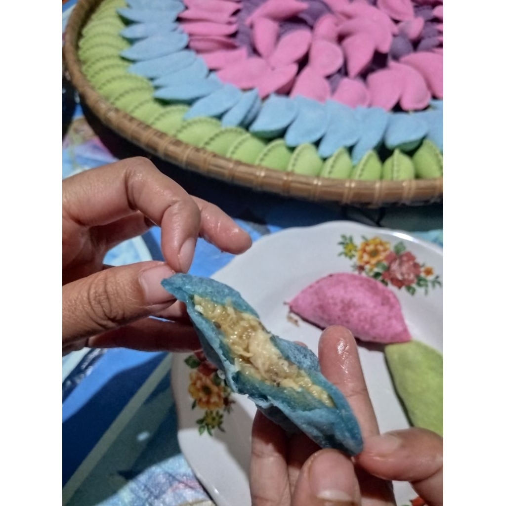 

CIRENG ISI AYAM SUWIR ORIGINAL ISI 8PCS FREE EXTRA CHILI OIL