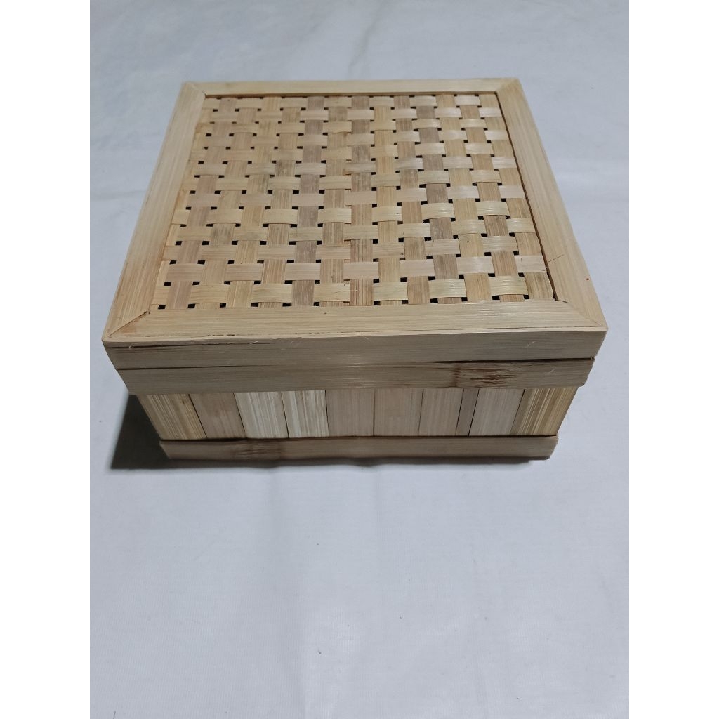 

Hampers bambu / Kotak Hampers bahan bambu size 25 x 25 cm