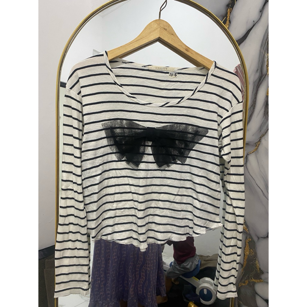 Crop Pita Salur putih hitam