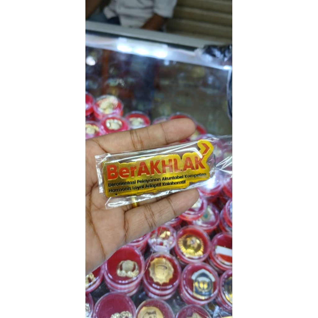 PIN BERAKHLAK pin ASN kuningan etching Magnet