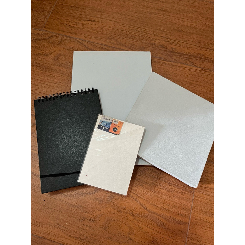 

Kertas dan canvas untuk mengambar dan mewarnai