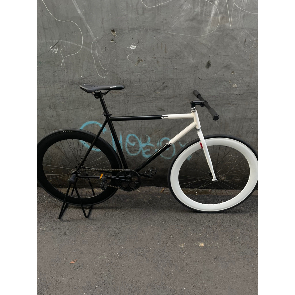 Sepeda Fixie Classic 700C Fullbike Black White – Doltrap/Torpedo Size 50