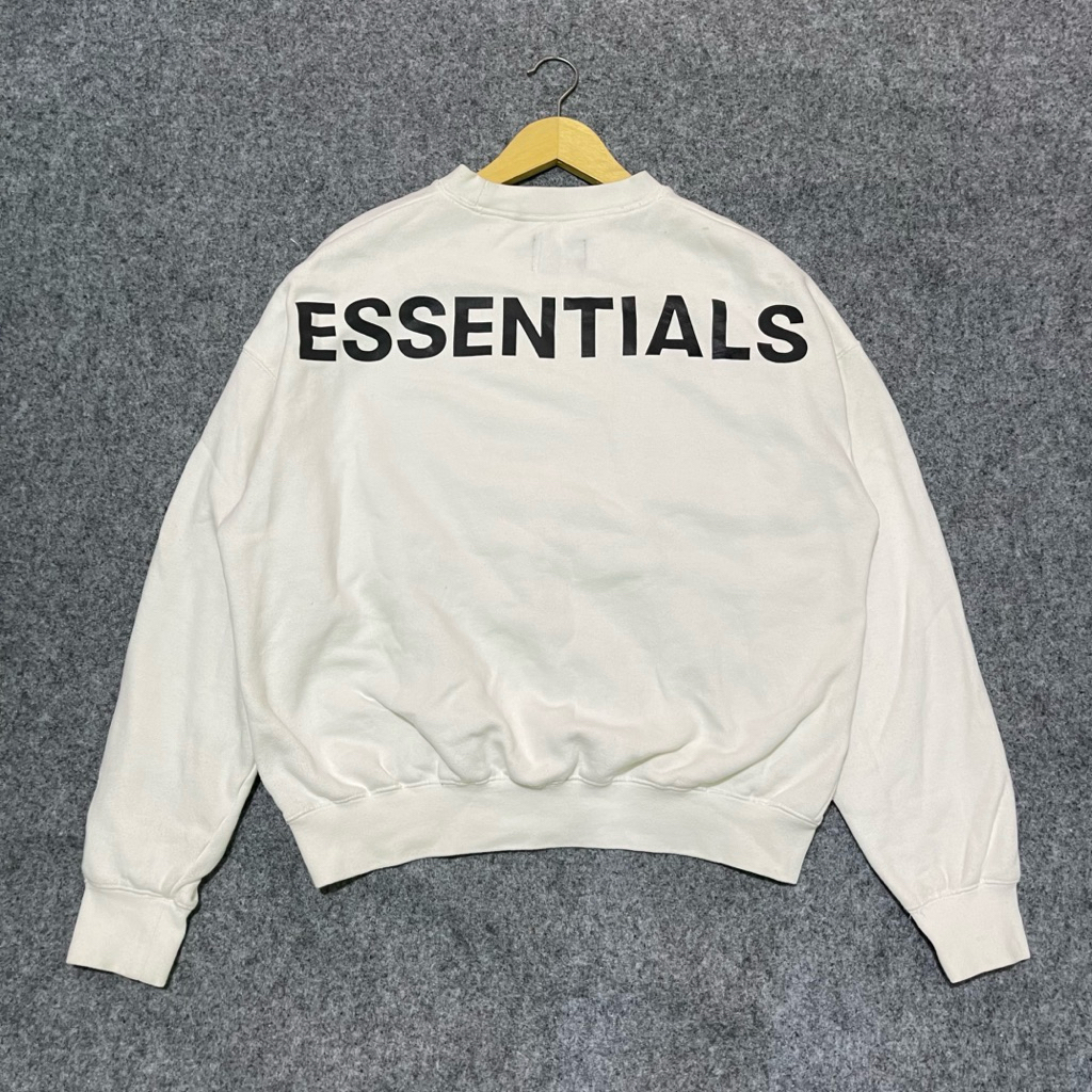 Crewneck Essentials second