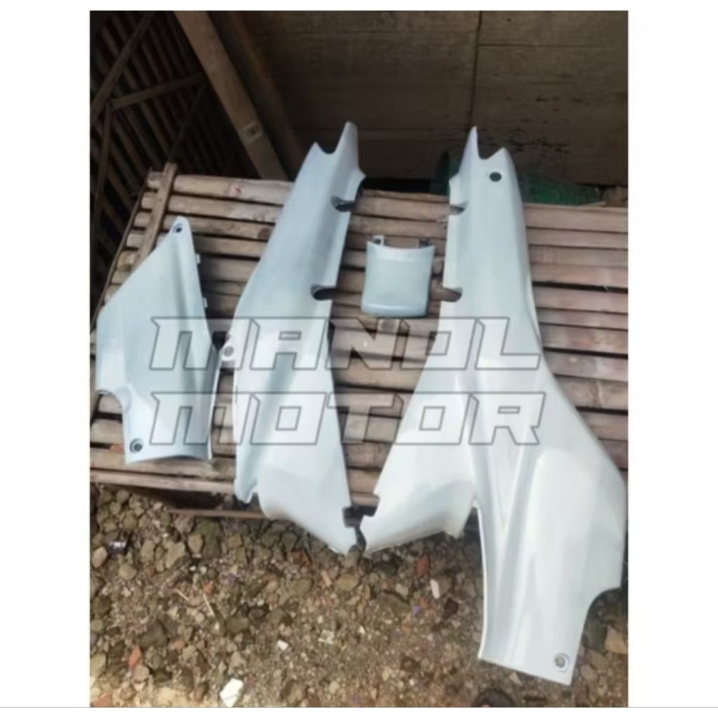 cover body belakang plus box aki Supra x lama fit lama warna putih berkualitas tingg