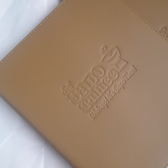 

BUKU MENU KULIT SINTETIS | EMBOSS CUSTOM | UKURAN 24 x 32 CM