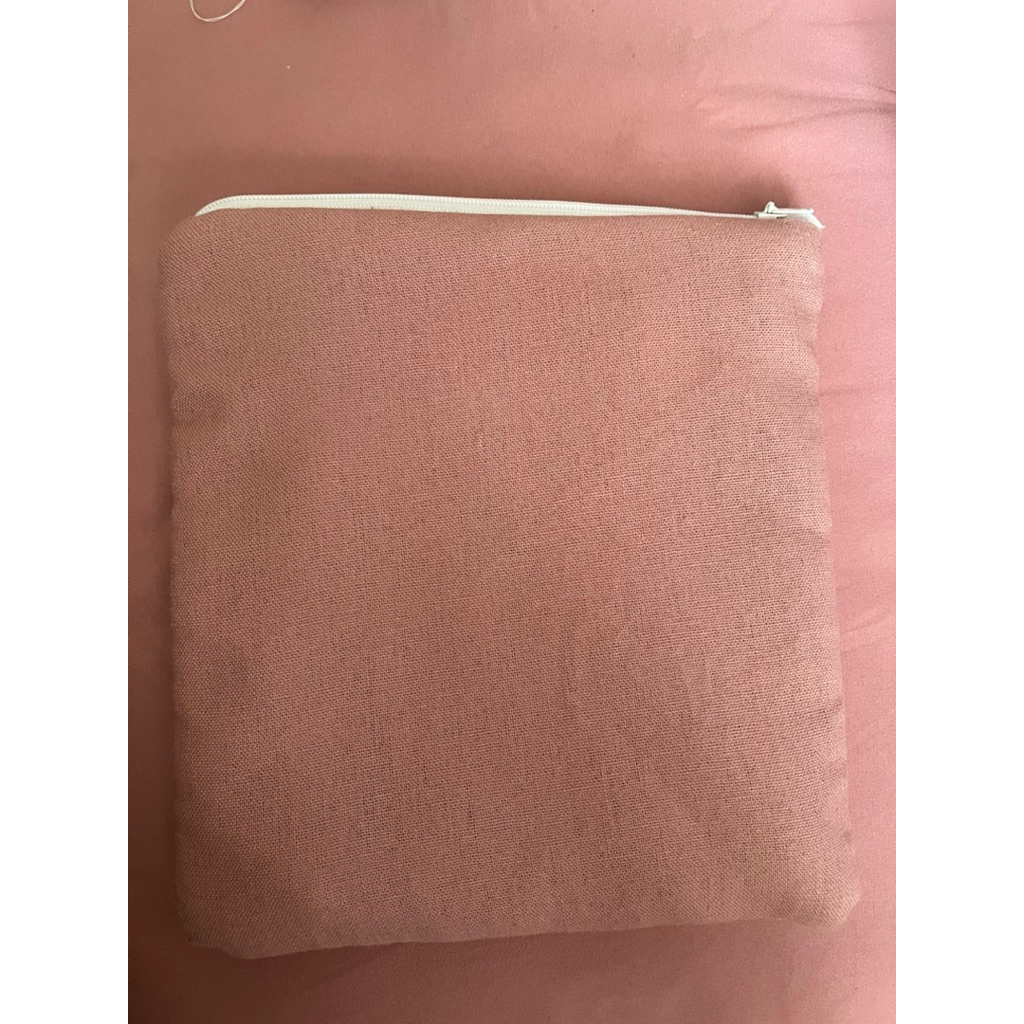 Pouch Kain Minimalis Warna Mauve dengan Resleting Putih
