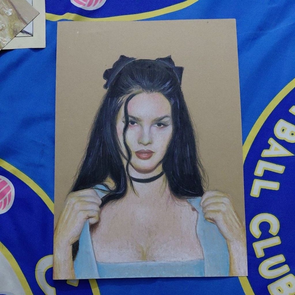 

Lukisan pensil warna lana del rey