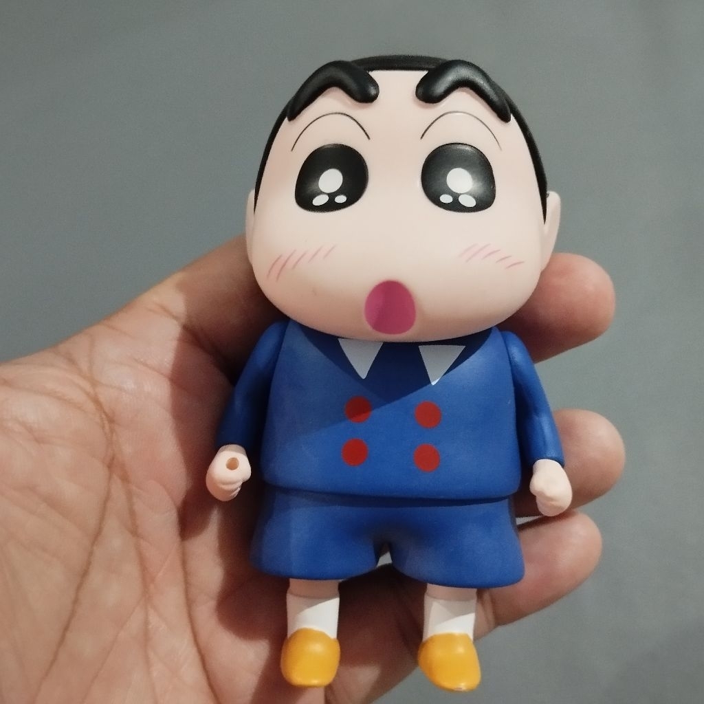 Figure jumbo sinchan baju biru