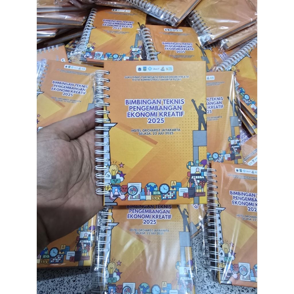 

Notebook costum hardcover sepiral A5 isi HVS 80 lembar garis