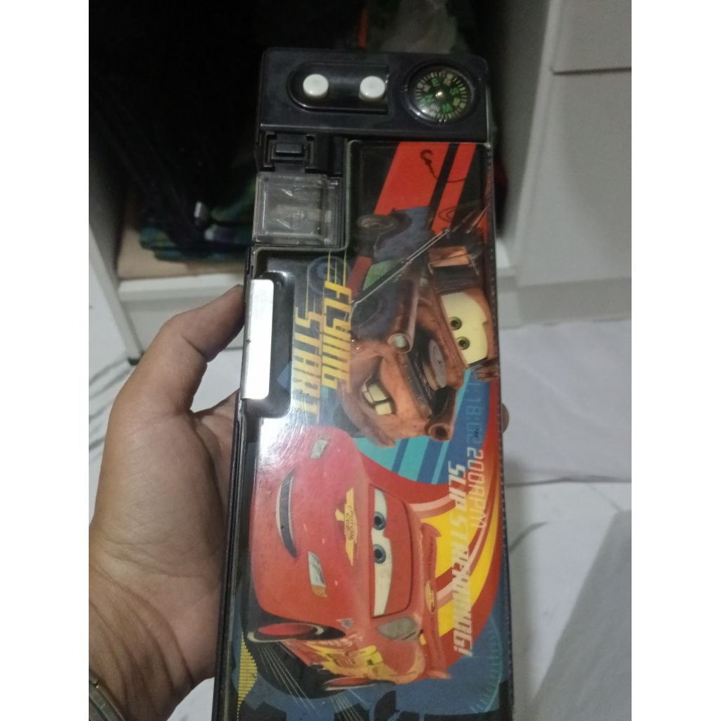 

TEMPAT PENSIL 2 MAGNET FLYING STARS KOMPAS