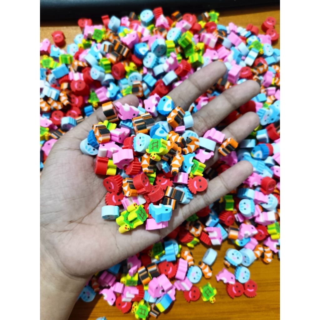 

1 kg penghapusan mini karakter mix 7 macam