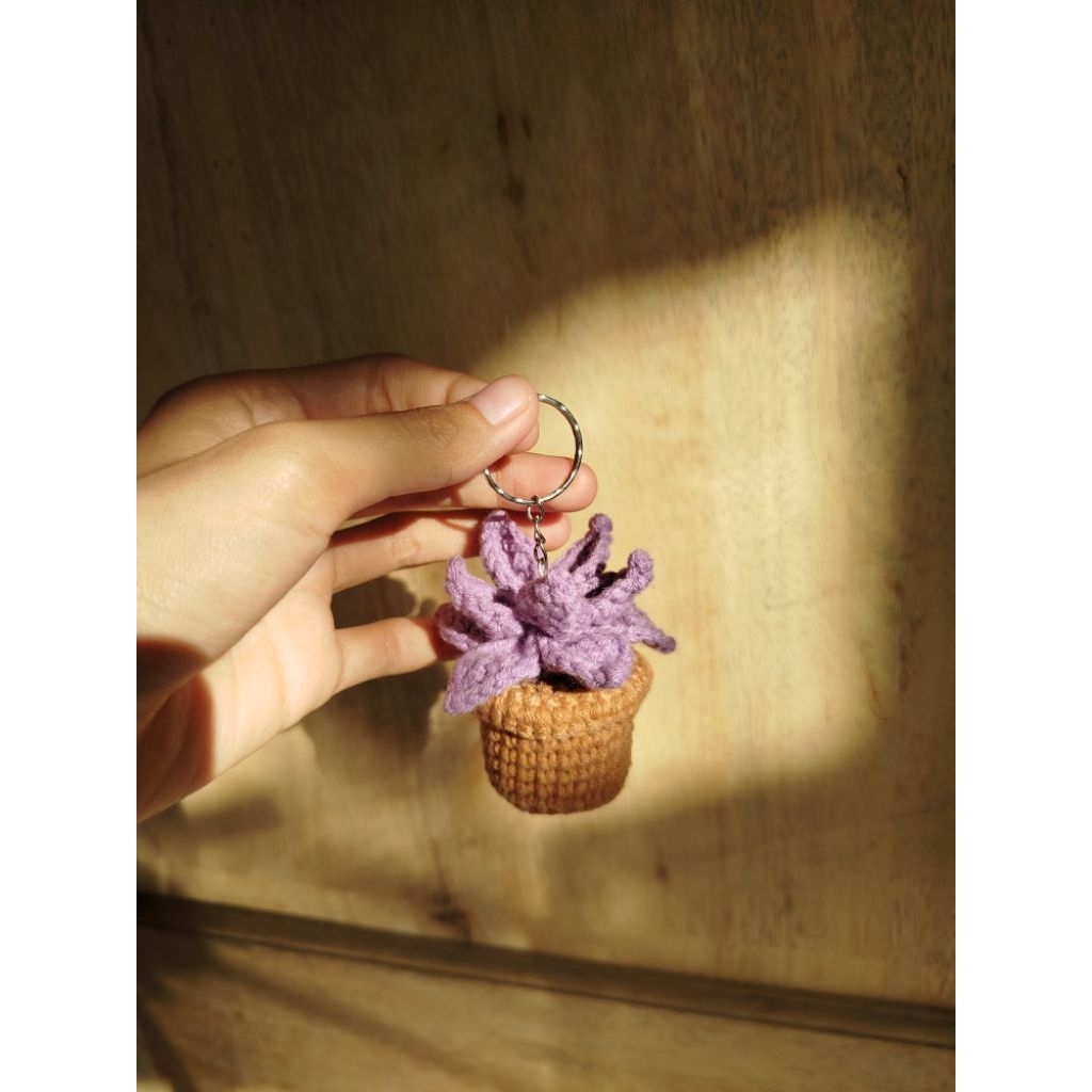 Gantungan kunci pot mini rajut