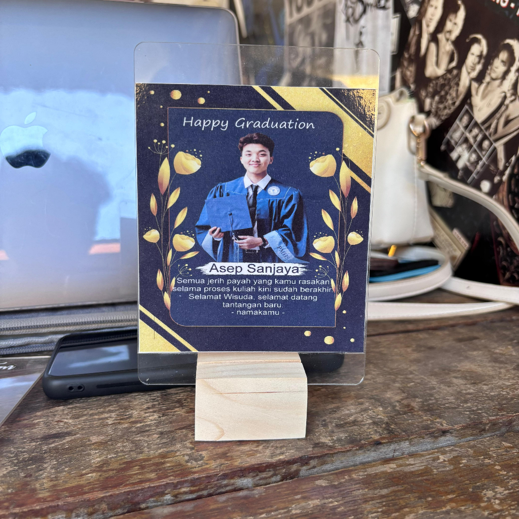 Hadiah wisuda papan nama template foto papan akrilik murah hadiah kelulusan stand kayu