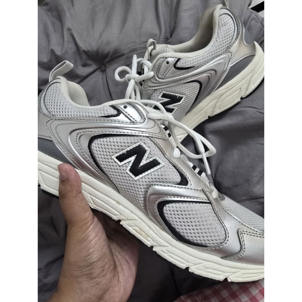 preloved sepatu sneakers NB 408