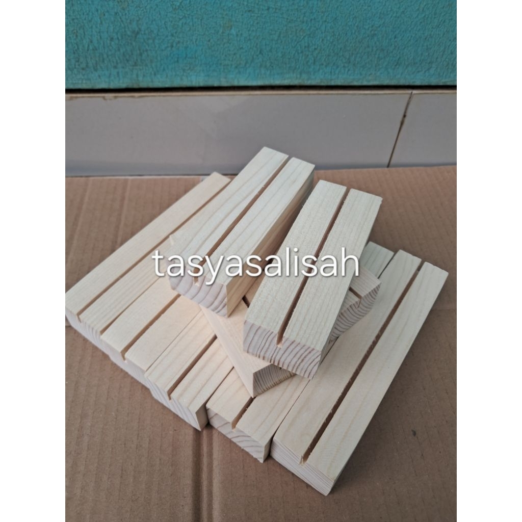 

stand kayu,dudukan akrilik. panjang:5cm,10cm,15cm,20cm,25cm,30cm.