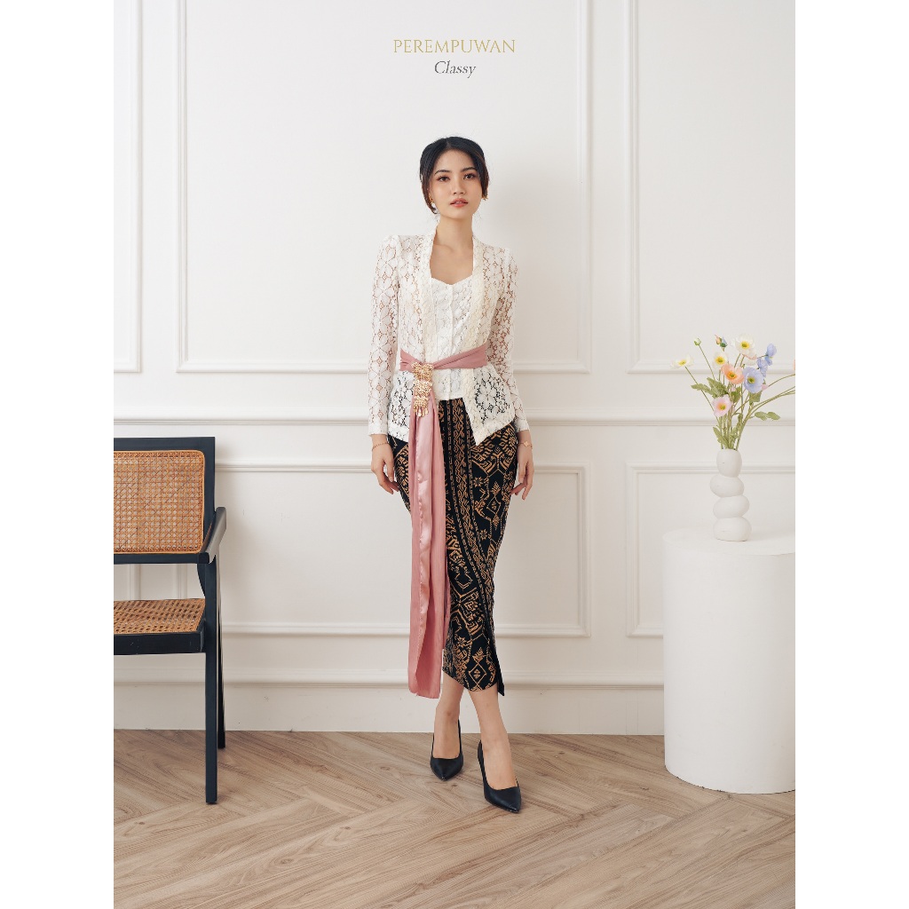 PEREMPUWAN | Atasan Kebaya Wisuda Bali Wanita Modern Kutu Baru Brokat Putih Elegant Premium Mewah